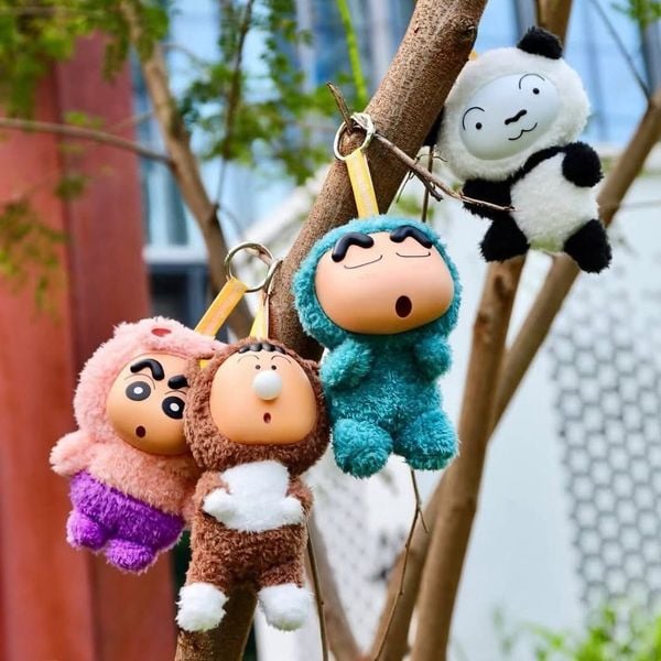 Bổ sung bộ sưu tập của bạn với Hộp Mù Móc Khóa Nhồi Bông Crayon Shinchan COS Blind Box đang có tại nShop