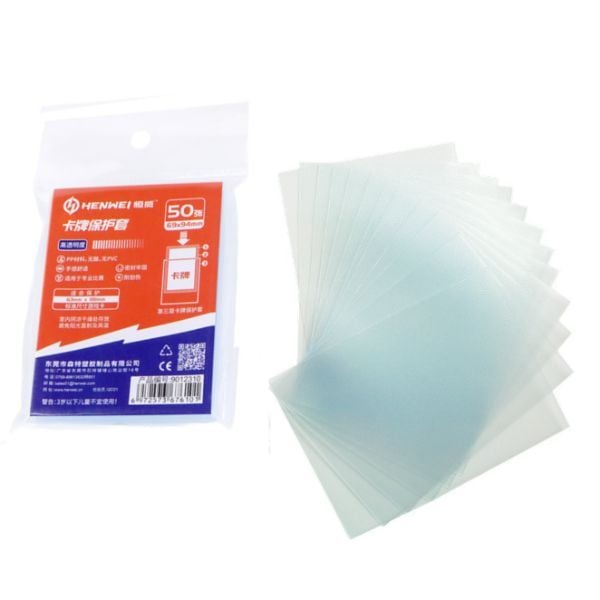 Hình ảnh gói 50 sleeves HENWEI 69x94mm trong suốt nhám, dùng để bảo vệ bài Pokémon TCG và các loại thẻ sưu tầm.