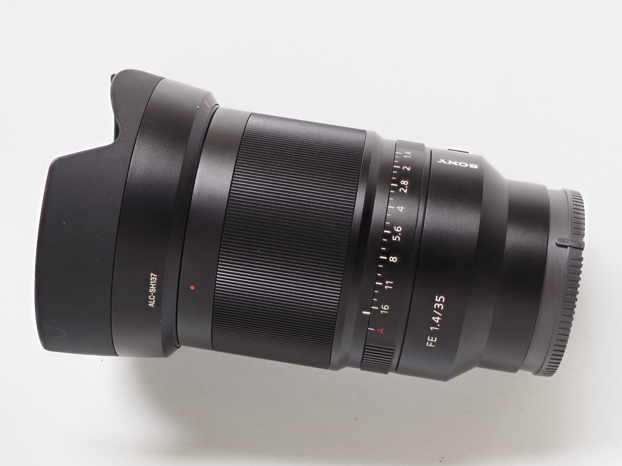 Sony FE 35mm F1.4 ZA Distagon T* - Thiết kế của Sony FE 35mm F1.4 ZA Distagon T*
