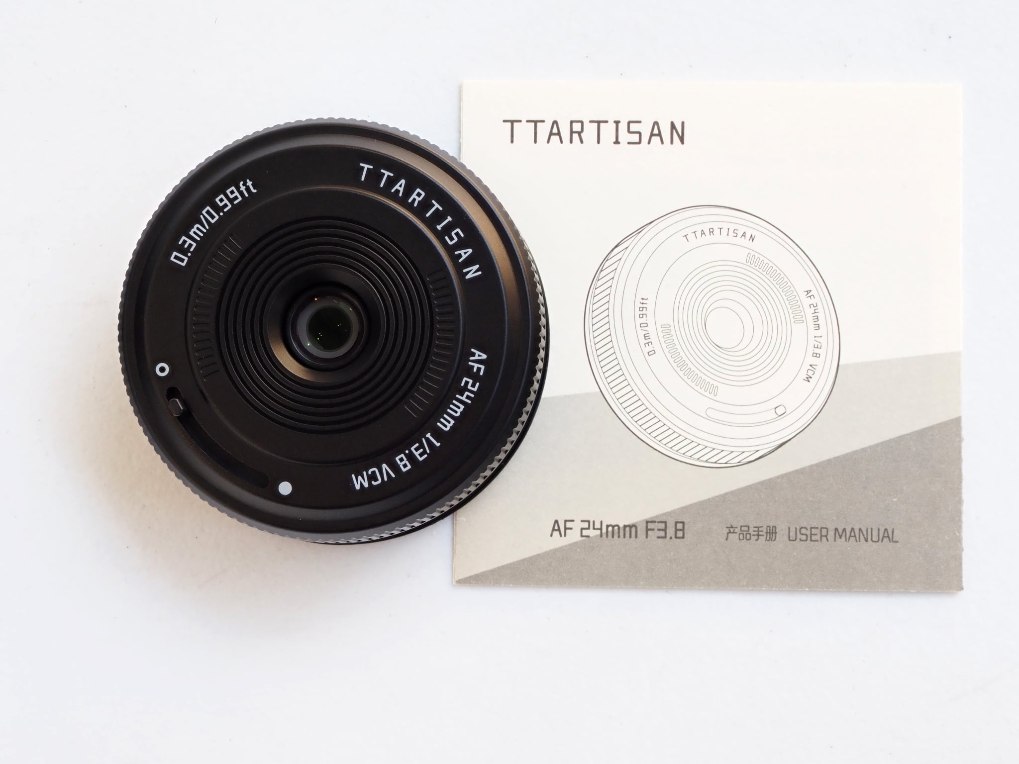 TTArtisan AF 24mm F3.8 Pancake gắn trên máy ảnh
