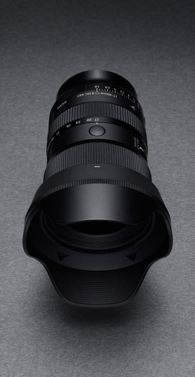 Sigma 17-40mm F1.8 DC Art nhìn từ trên xuống, thấy vòng zoom và loa che nắng