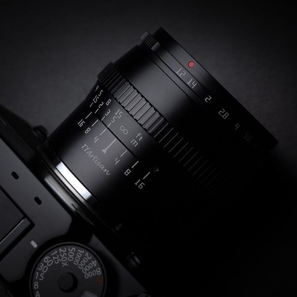 Ống kính TTArtisan 50mm F1.2