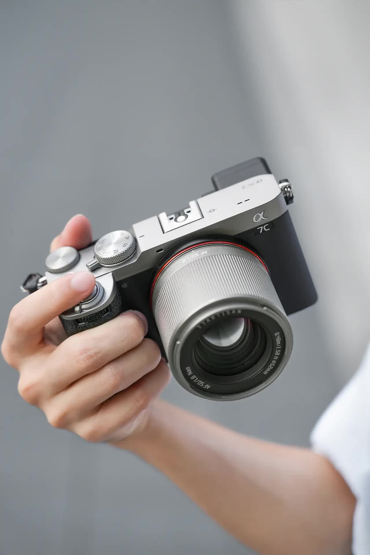TTArtisan AF 50mm F1.8 NEO màu Titan gắn trên máy Sony A7C