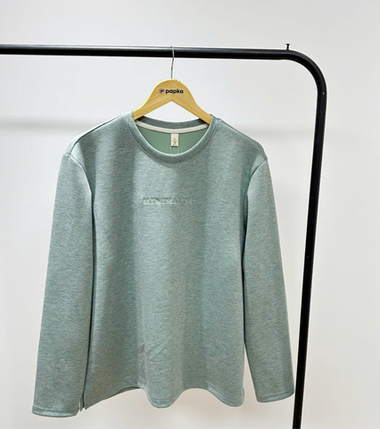 Áo Sweater tay dài PAPKA 1100 màu xanh cốm thêu chữ MINIMALLIST trẻ trung năng động