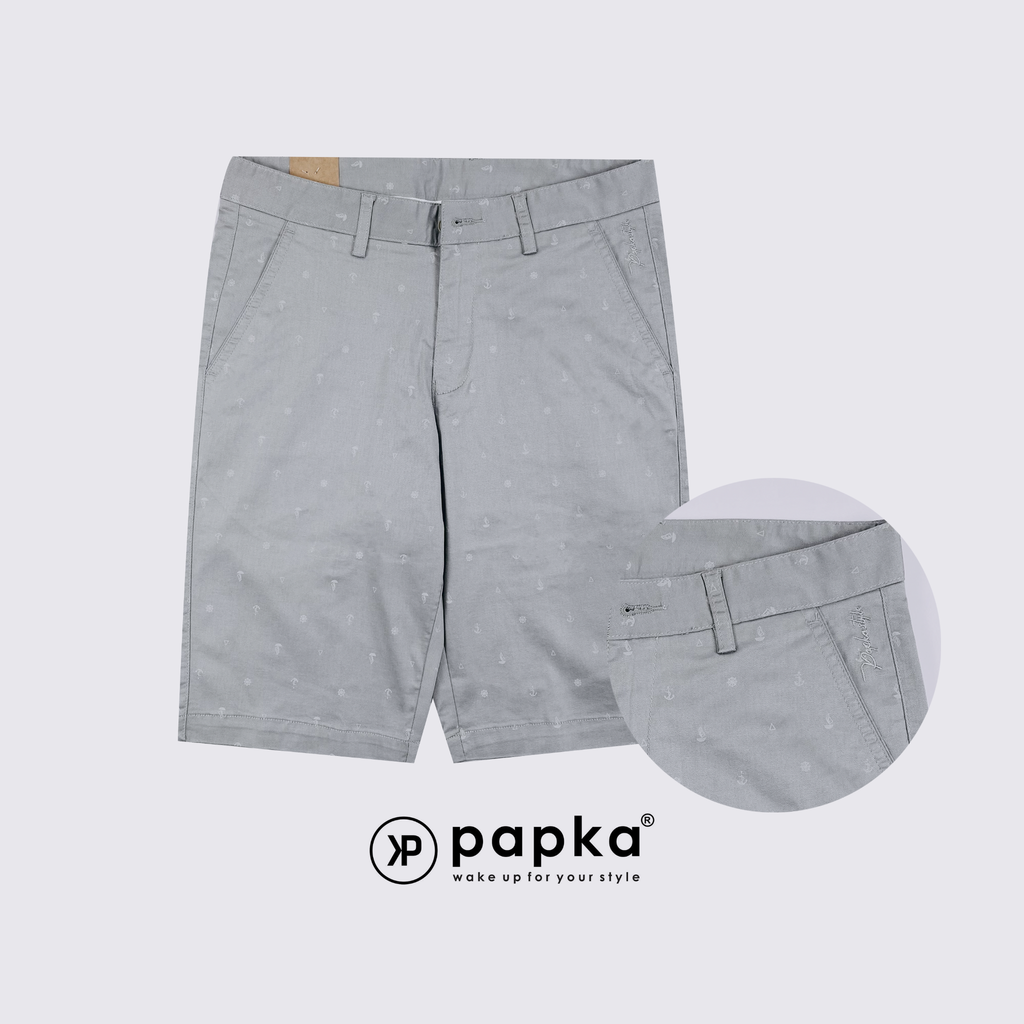 Quần short kaki nam Papka 2026 màu xám, thêu họa tiết nhí mùa hè tăng sự trẻ trung.