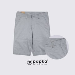 Quần short kaki nam Papka 2026 màu xám, thêu họa tiết nhí mùa hè tăng sự trẻ trung.