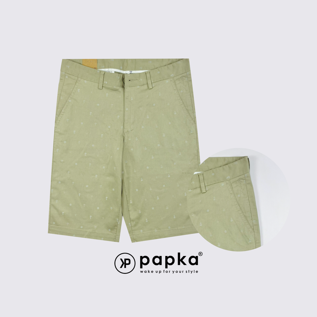 Quần short kaki nam Papka 2026 màu vàng, thêu họa tiết nhí mùa hè tăng sự trẻ trung.