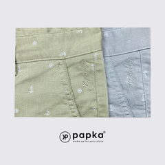 Quần short kaki nam Papka 2026 màu xám, thêu họa tiết nhí mùa hè tăng sự trẻ trung.