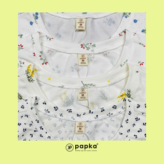 Áo thun nữ Papka 3031 màu trắng họa tiết hoa nhí màu xanh xẻ tà vạt ngắn trước sau mang vẻ trẻ trung thoải mái