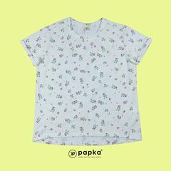 Áo thun nữ Papka 3031 màu trắng họa tiết hoa nhí màu đỏ xẻ tà vạt ngắn trước sau mang vẻ trẻ trung thoải mái