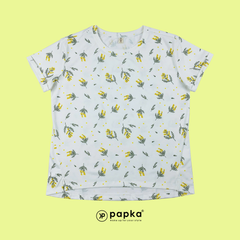 Áo thun nữ Papka 3031 màu trắng họa tiết hoa nhí màu vàng xẻ tà vạt ngắn trước sau mang vẻ trẻ trung thoải mái