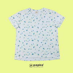 Áo thun nữ Papka 3031 màu trắng họa tiết hoa nhí màu xanh xẻ tà vạt ngắn trước sau mang vẻ trẻ trung thoải mái