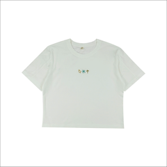 Áo thun nữ Papka 3038 form croptop màu trắng, thêu hoa trước ngựa áo tạo điểm nhấn tươi tắn.