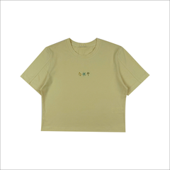 Áo thun nữ Papka 3038 form croptop màu vàng, thêu hoa trước ngựa áo tạo điểm nhấn tươi tắn.