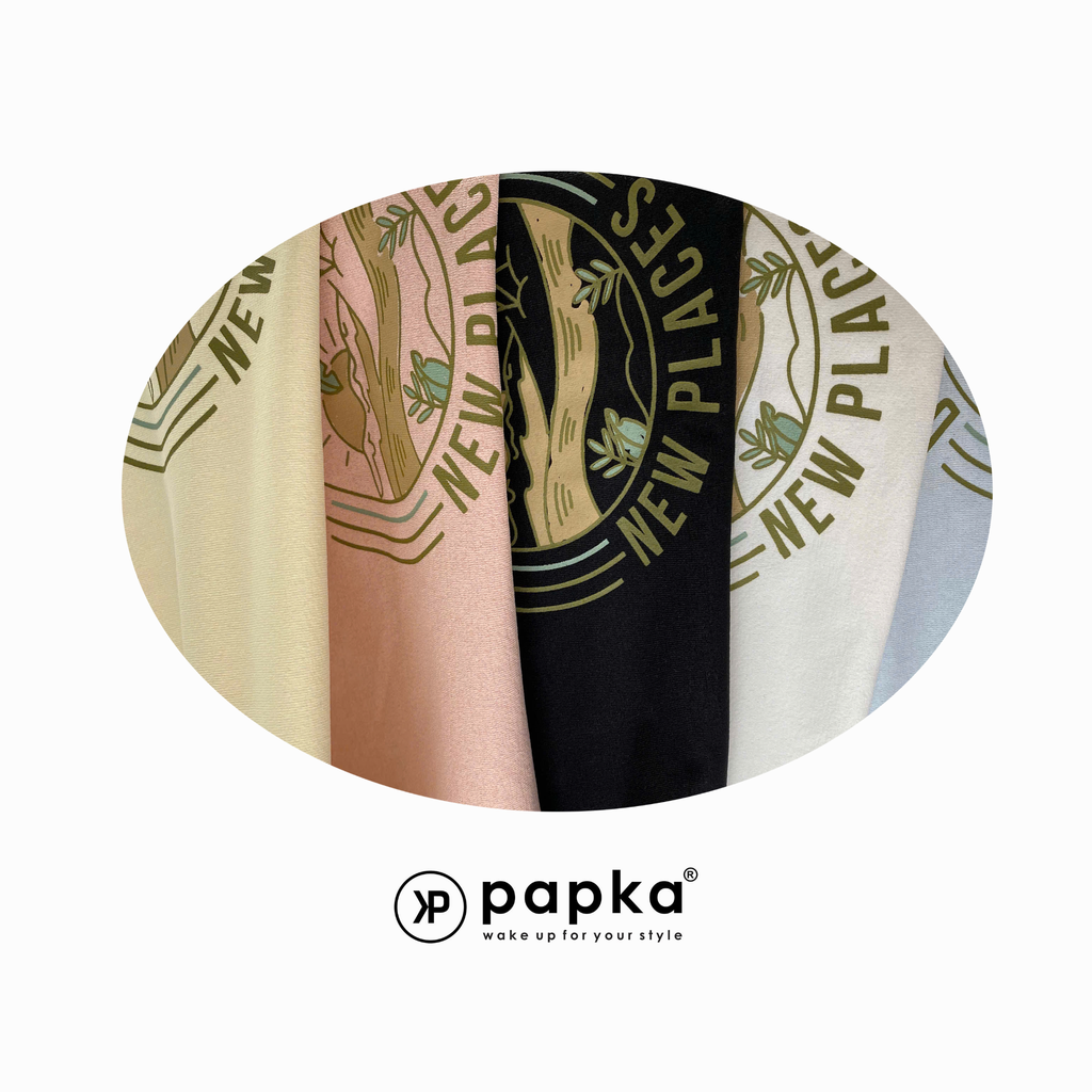 Áo thun nữ Papka 3038 màu trắng in chữ Discover New Places trẻ trung, thoải mái và năng động.