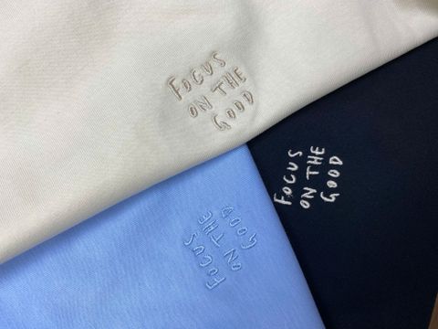 Áo thun nữ Papka 3043 màu đen thêu Slogan Focus On The Good tích cực trẻ trung.