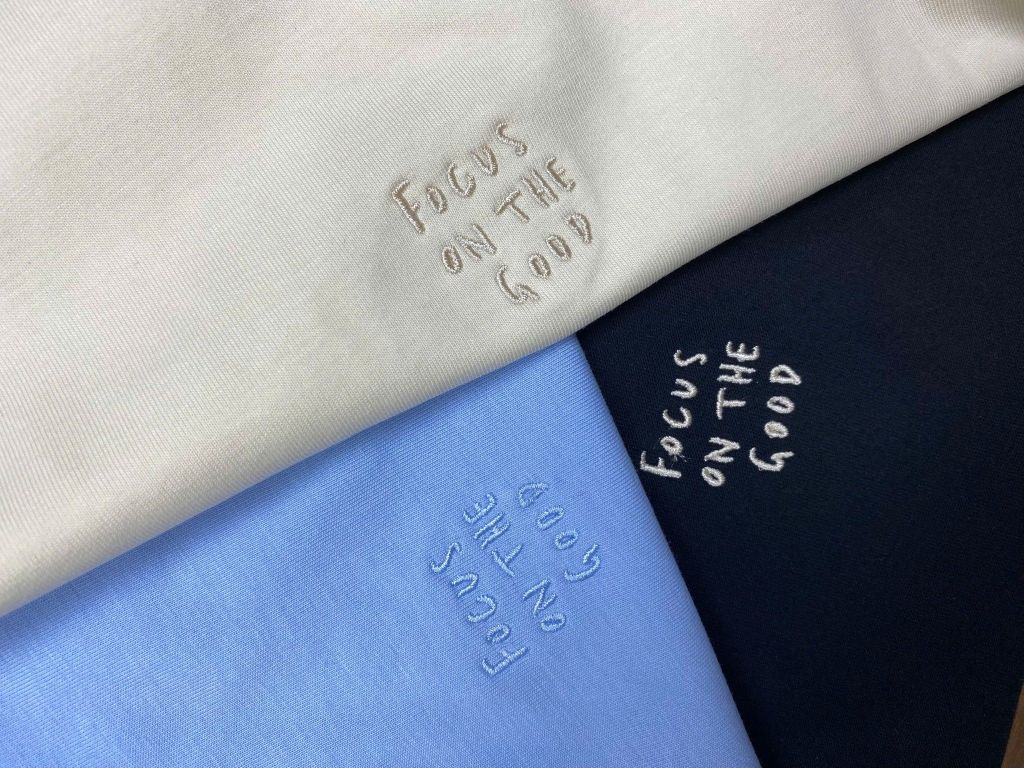 Áo thun nữ Papka 3043 màu xanh thêu Slogan Focus On The Good tích cực trẻ trung.