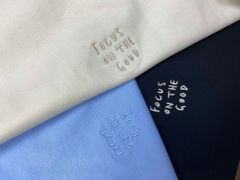 Áo thun nữ Papka 3043 màu xanh thêu Slogan Focus On The Good tích cực trẻ trung.
