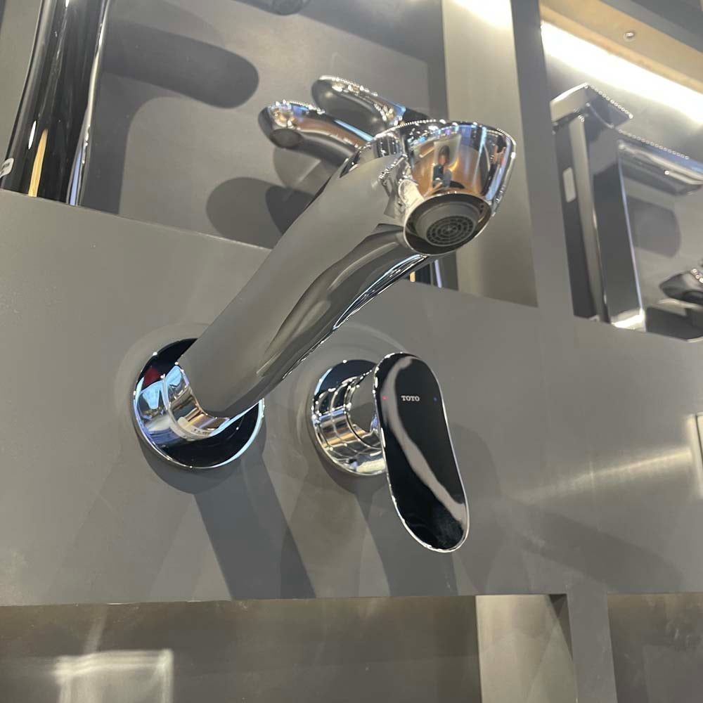 Vòi Lavabo TOTO TLG01311BB (TLG01311B) Nóng Lạnh Gắn Tường