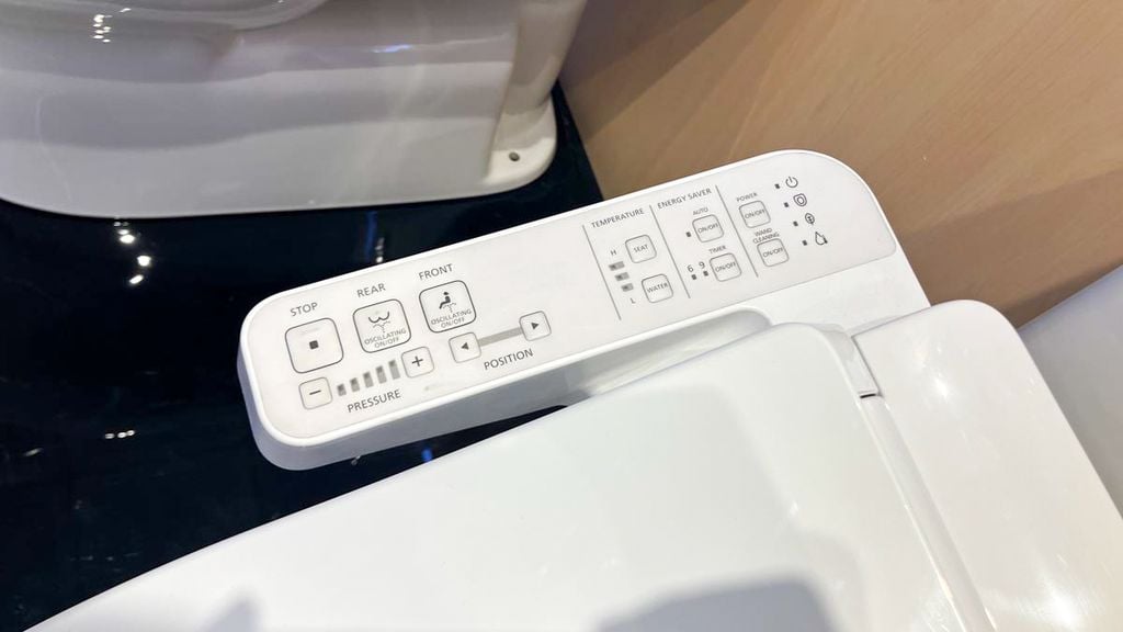 Bàn cầu 2 khối CS326DW18 Nắp rửa TCF23710AAA
