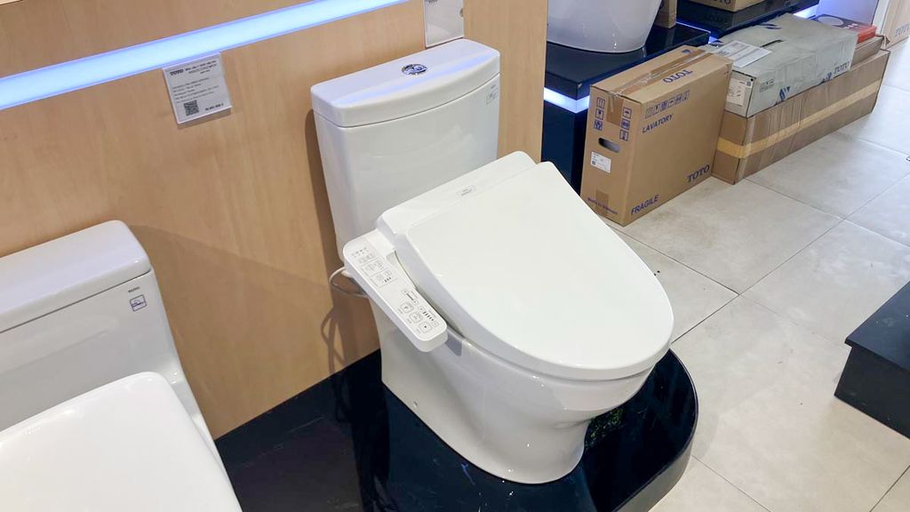 Bàn cầu 2 khối CS769DRW18 Nắp rửa TCF23710AAA