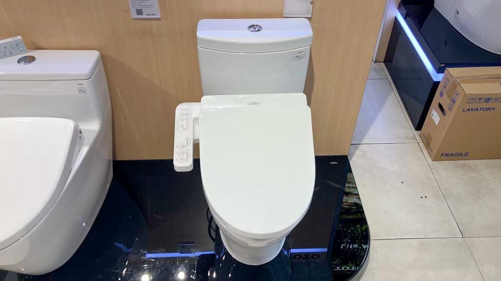 Bàn cầu 2 khối CS769DRW18 Nắp rửa TCF23710AAA