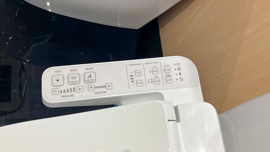 Bàn cầu 2 khối CS769DRW18 Nắp rửa TCF23710AAA