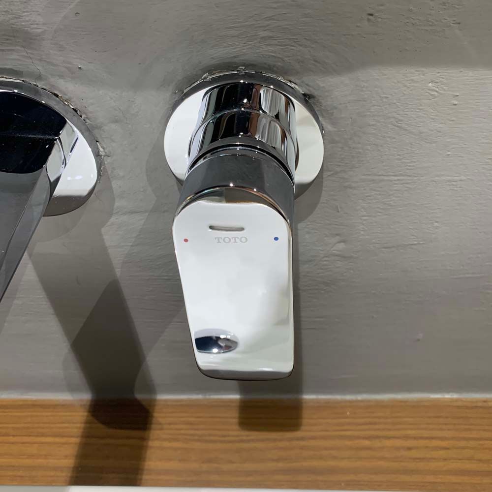 Vòi Lavabo TOTO TLG04310BB Nóng Lạnh Gắn Tường