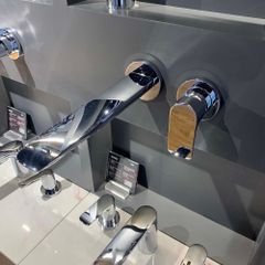 Vòi Lavabo TOTO TLG04310BB Nóng Lạnh Gắn Tường