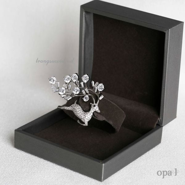  “Quà tặng tri ân, Cài áo tinh tế đính đá 