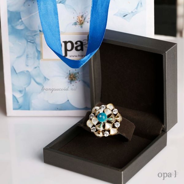  “Quà tặng tri ân, Cài áo tinh tế ánh xà cừ 