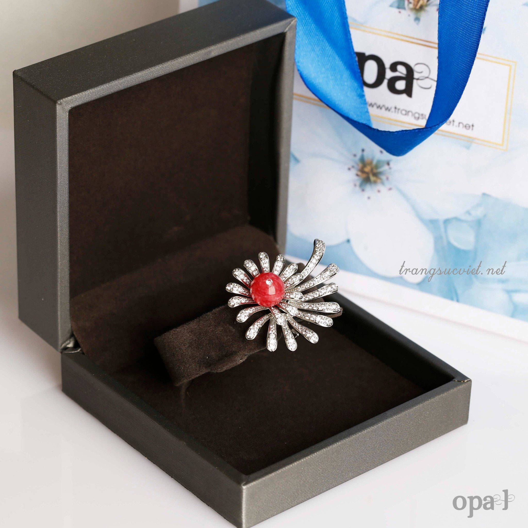  “Quà tặng tri ân, Cài áo tinh tế đính đá 