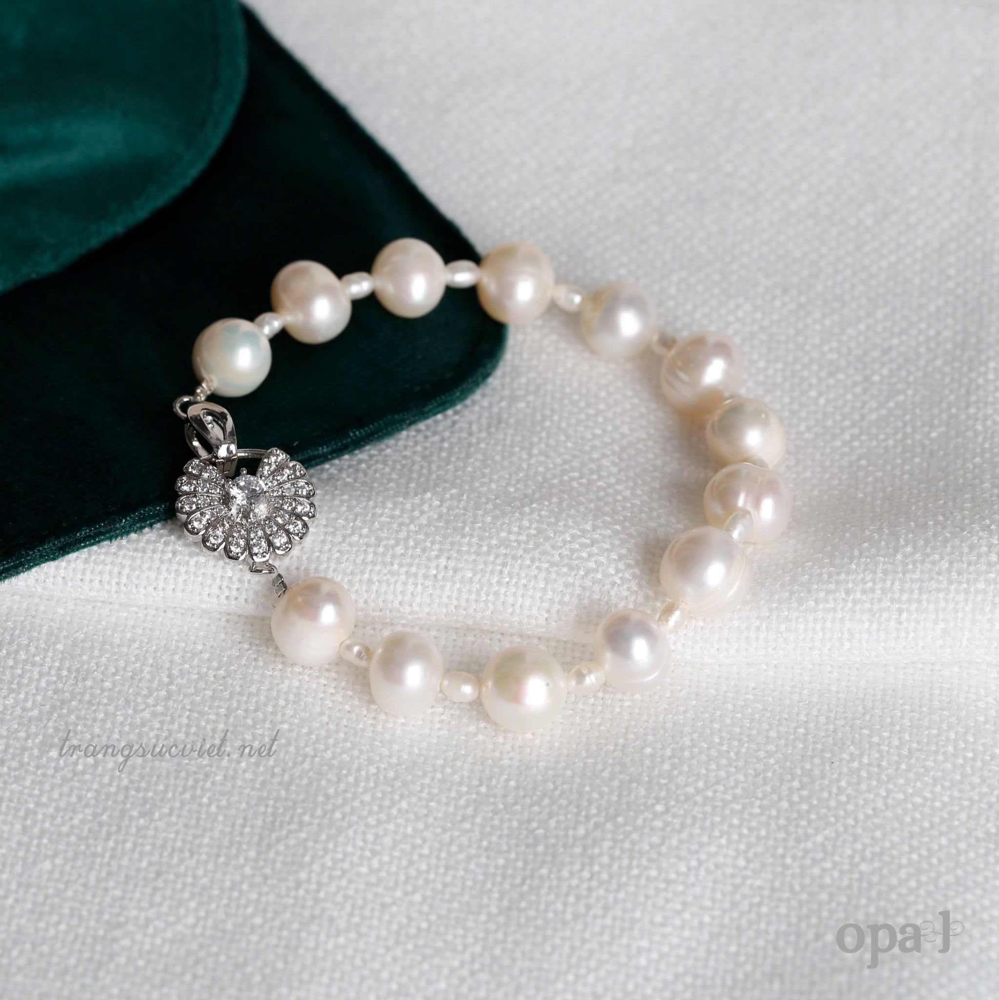  Vòng tay trắng, khóa thiết kế mới lạ 