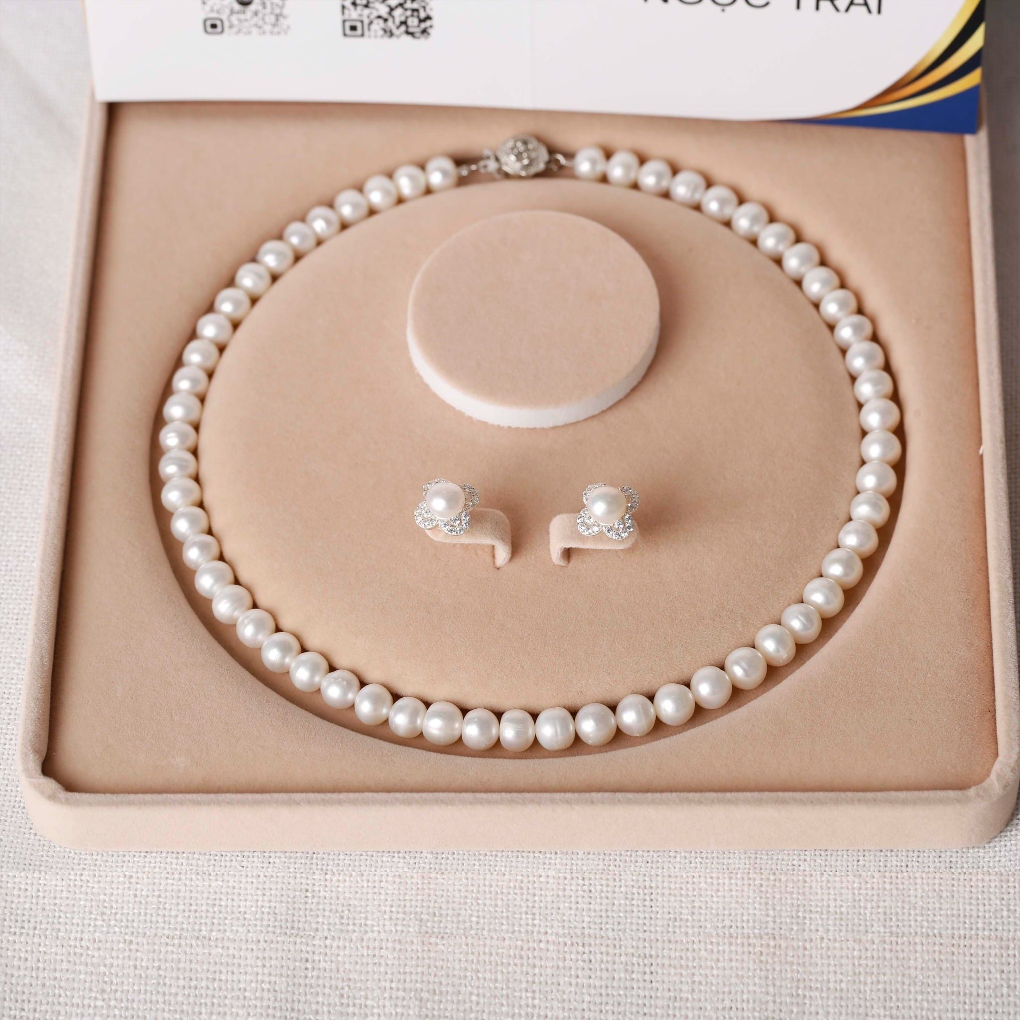  Vòng cổ ngọc trai trắng 8,9ly+ hoa tai đá đính ngọc 