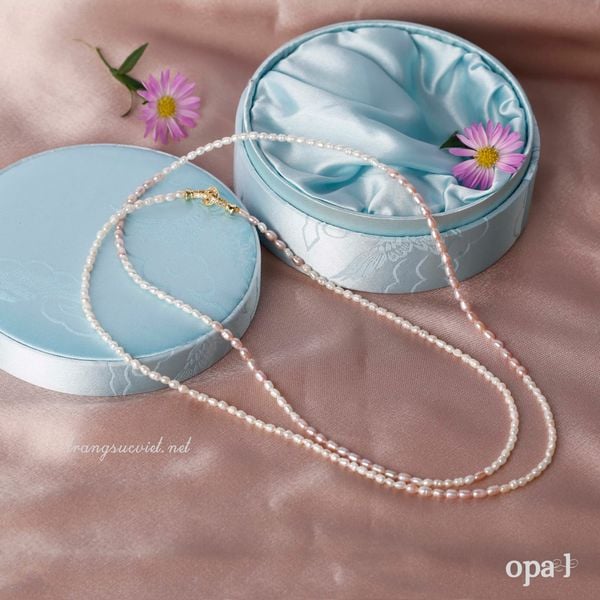  Vòng cổ sắc xuân- ngọc trai hạt gạo dáng dài 