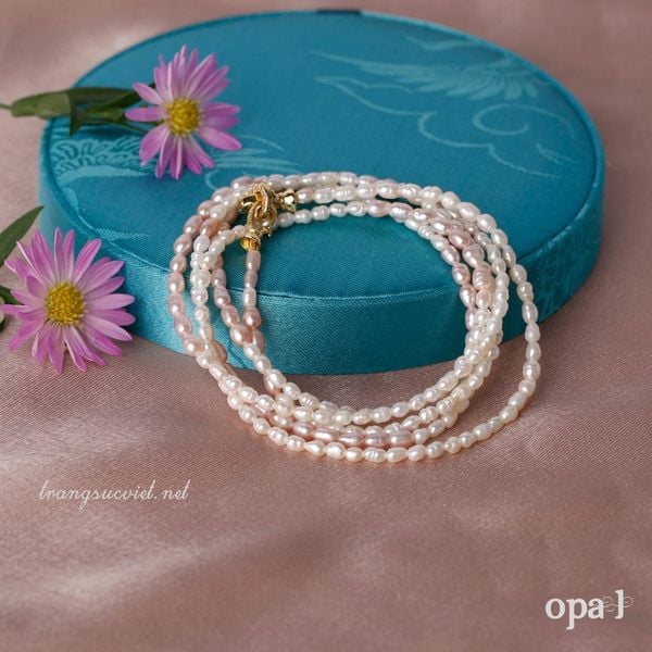  Vòng cổ sắc xuân- ngọc trai hạt gạo dáng dài 