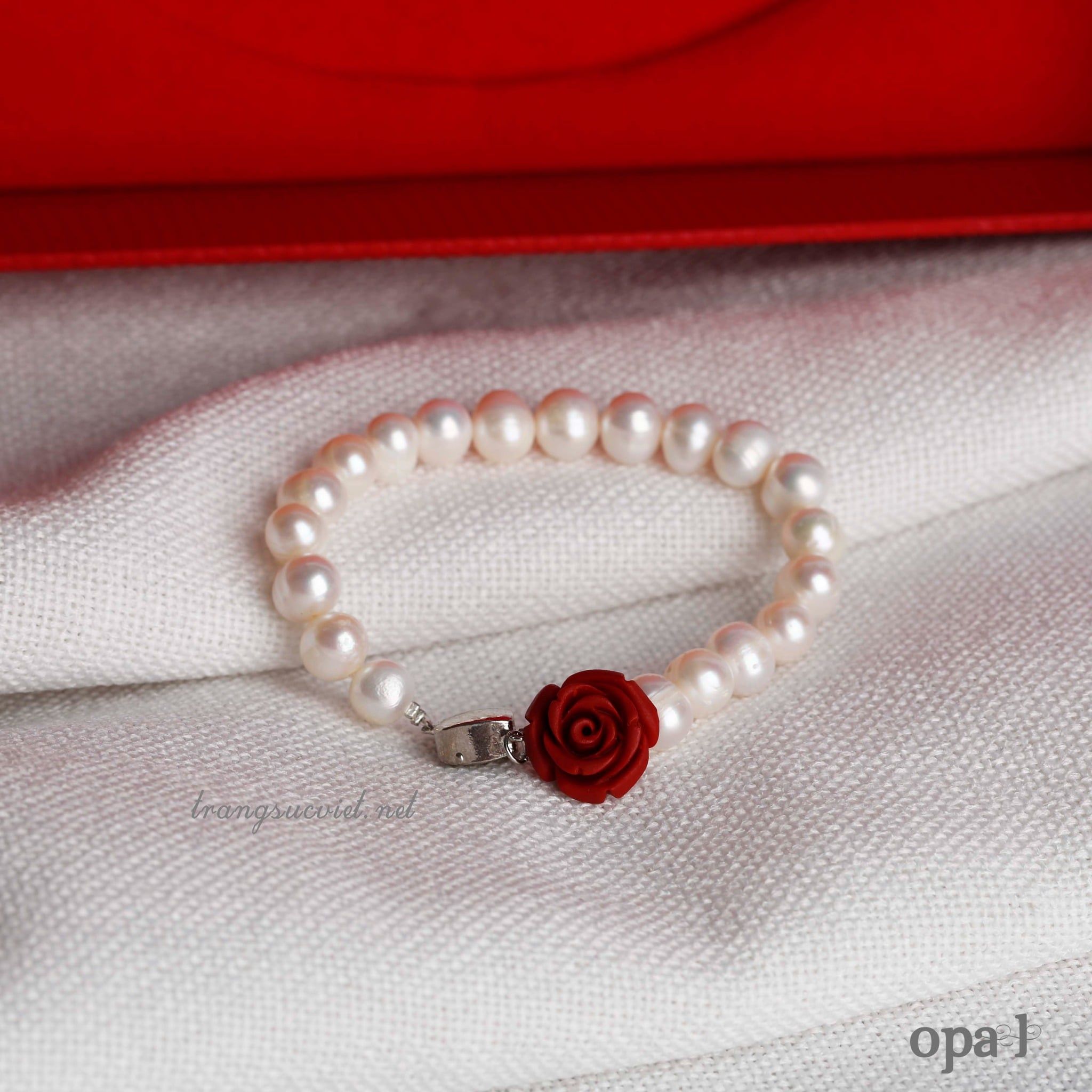  Vòng tay ngọc trai trắng, mặt hoa hồng đỏ 