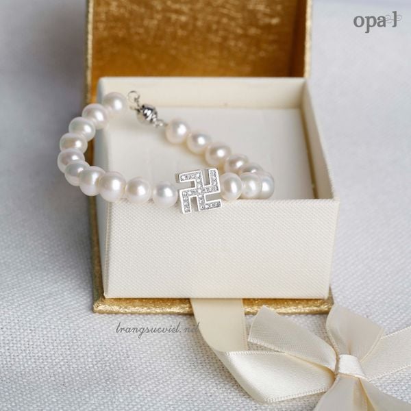  Vòng tay ngọc trai phối charm chữ vạn may mắn 