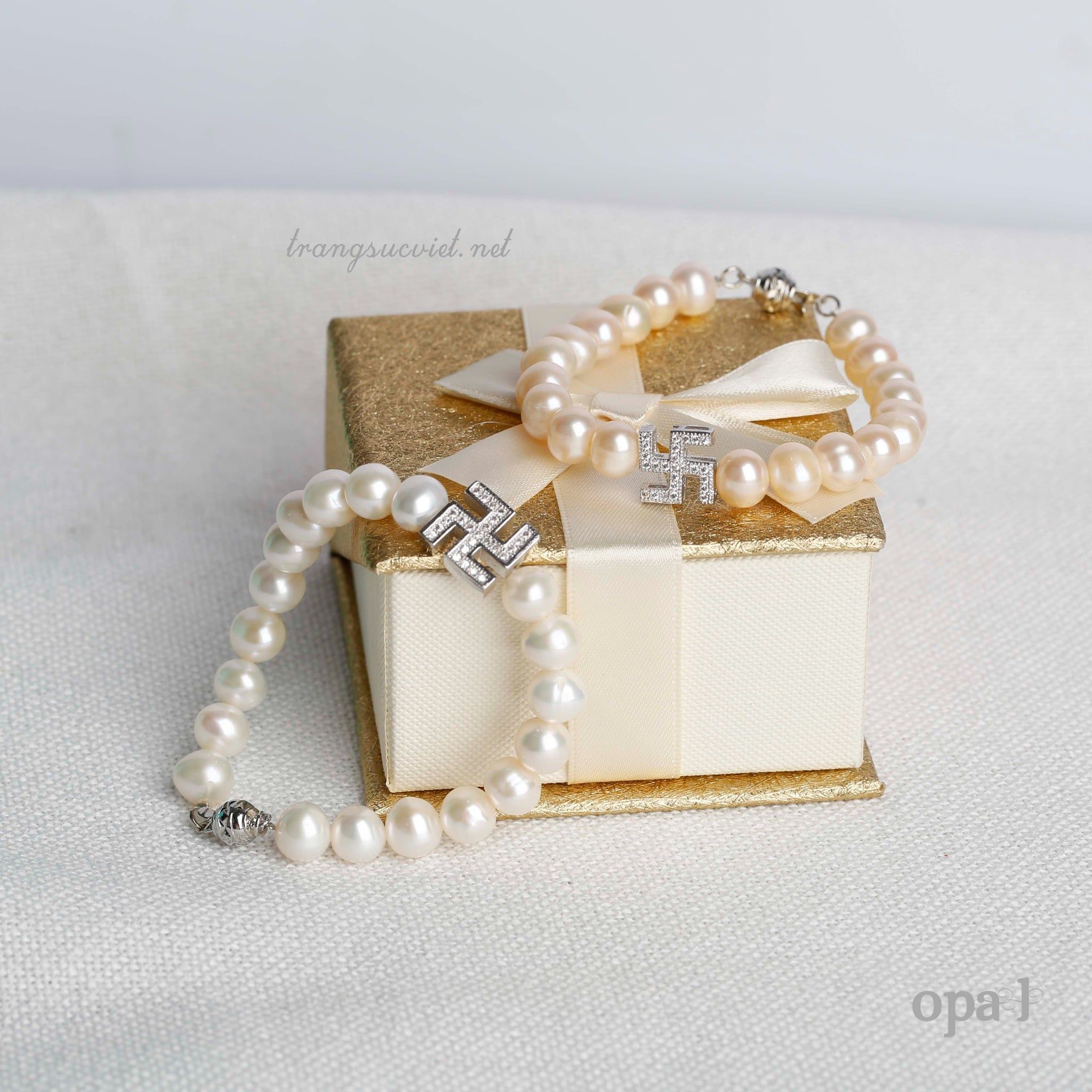  Vòng tay ngọc trai phối charm chữ vạn may mắn 