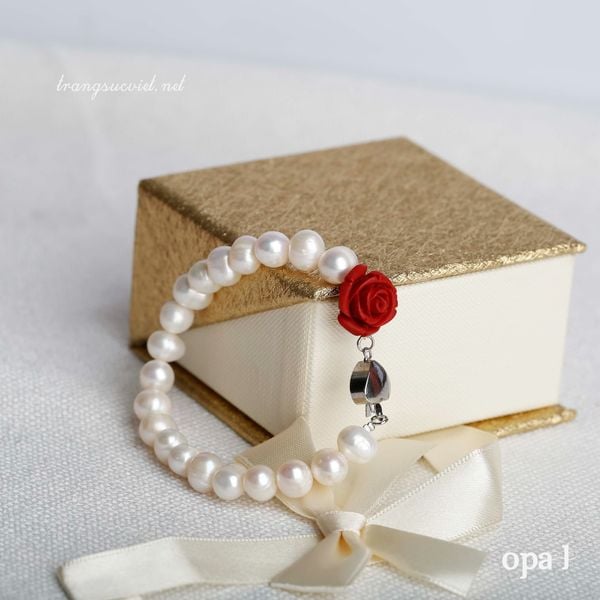  Vòng tay ngọc trai trắng, mặt hoa hồng đỏ 