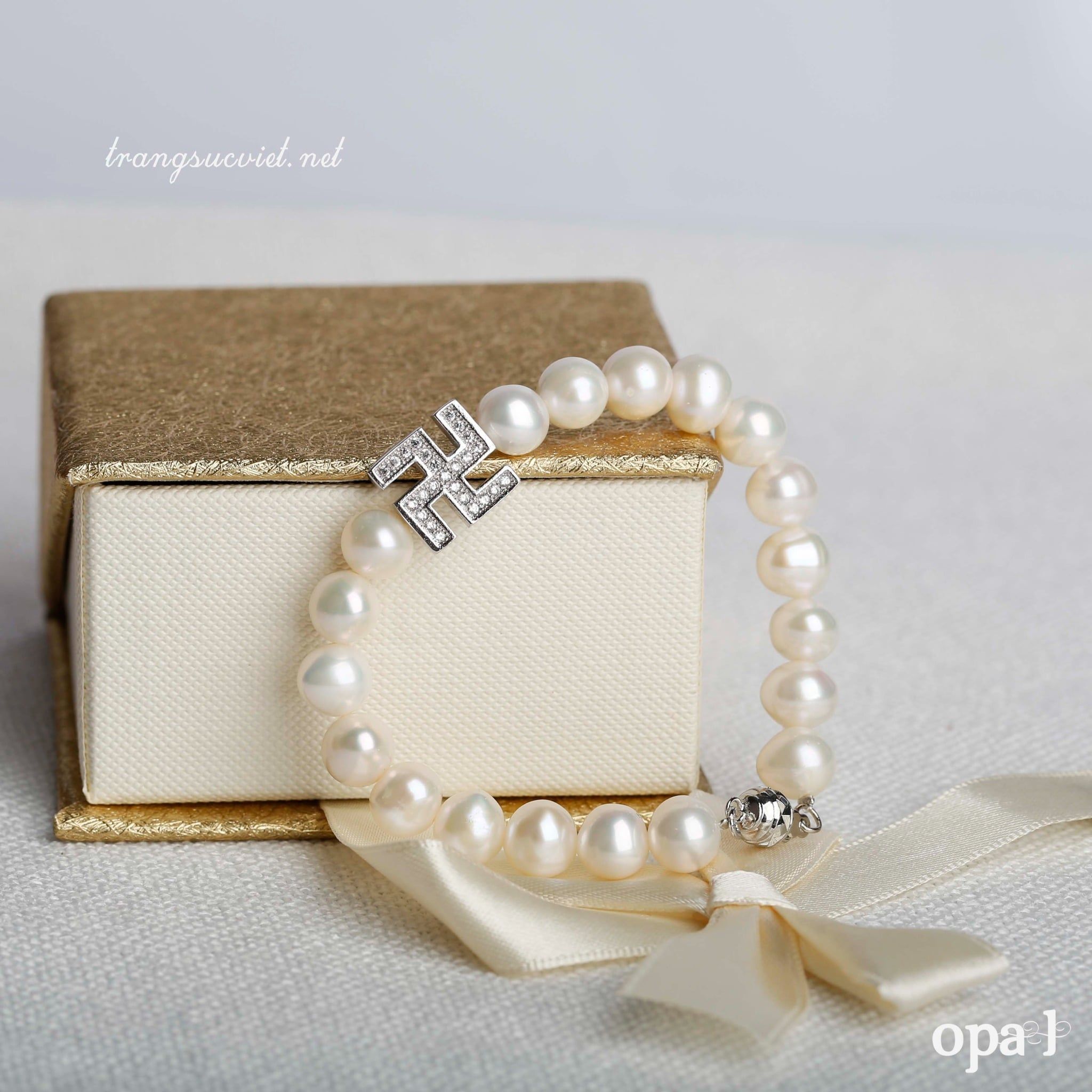  Vòng tay ngọc trai phối charm chữ vạn may mắn 