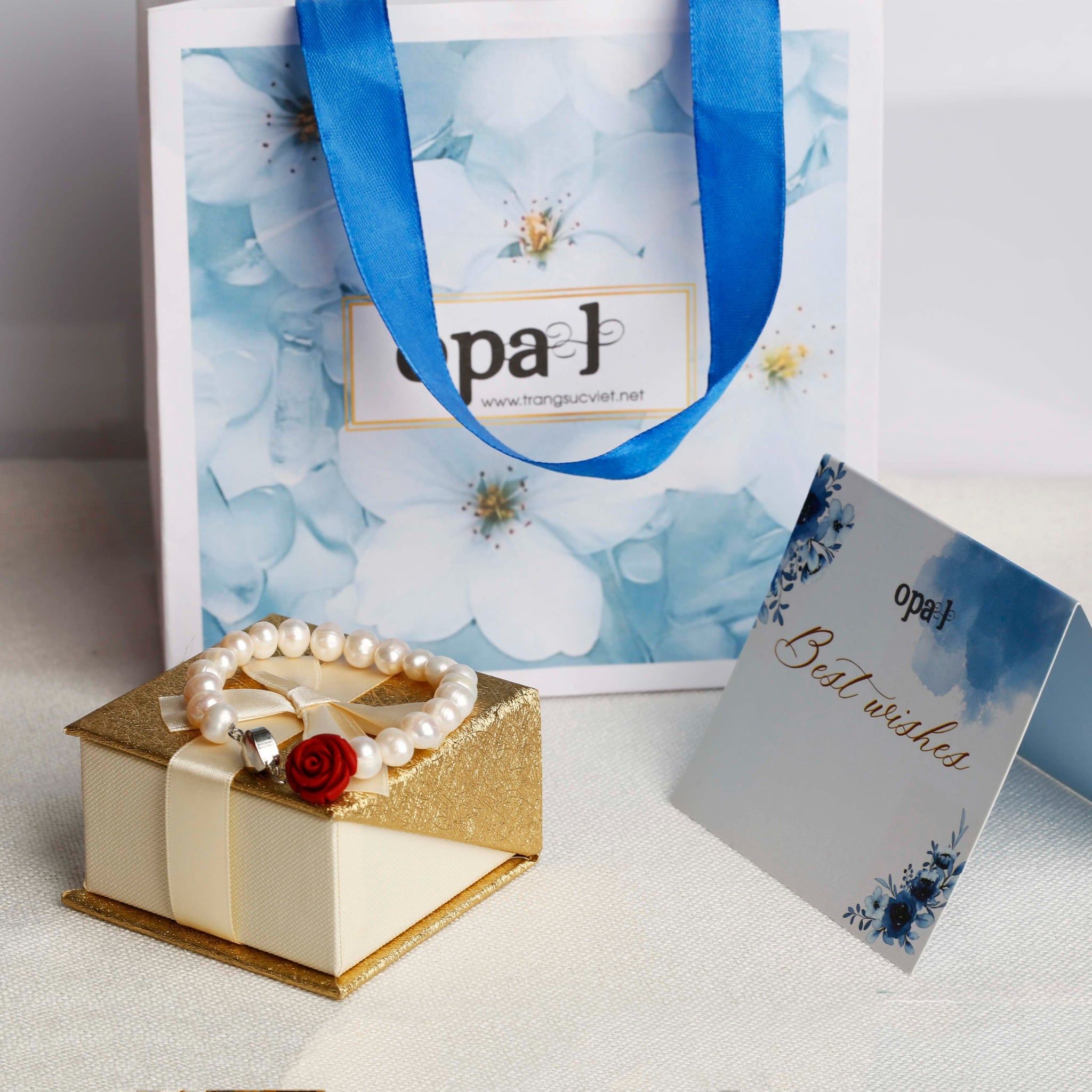  Vòng tay ngọc trai trắng, mặt hoa hồng đỏ 