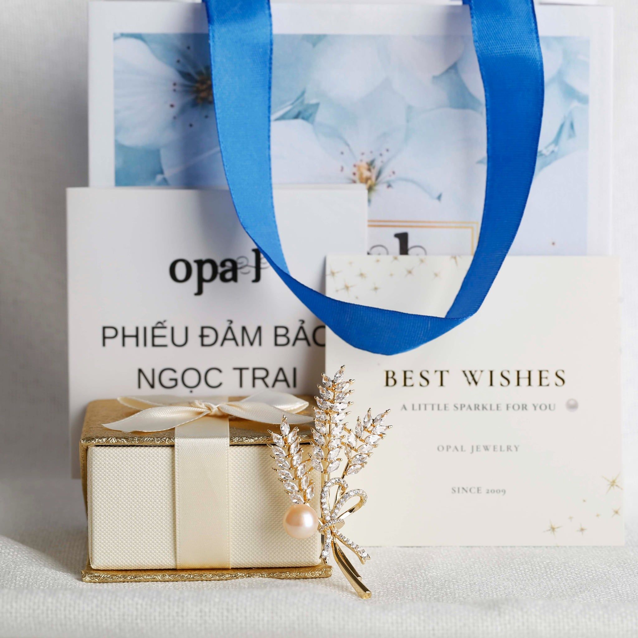  Cài áo đính ngọc trai 