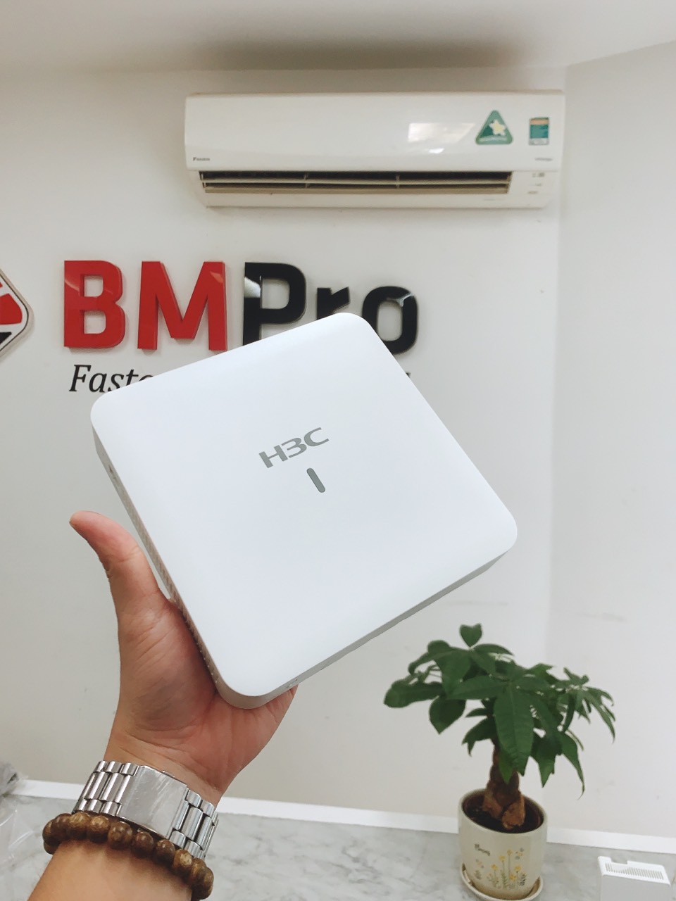 Ảnh minh họa Bộ Phát WiFi 6 H3C EWP-WA6120 Chính Hãng Việt Nam – Tốc Độ 2975 Mbps, Chịu Tải 100 User 1
