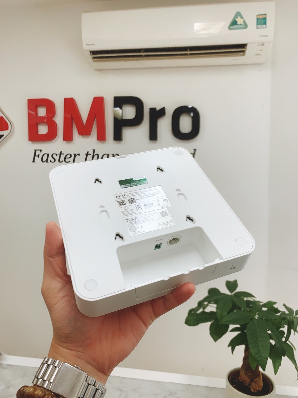 Ảnh minh họa Bộ Phát WiFi 6 H3C EWP-WA6120 Chính Hãng Việt Nam – Tốc Độ 2975 Mbps, Chịu Tải 100 User 3