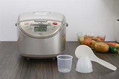  Nồi cơm cao tần Toshiba 1.8 lít RC-18RH(CG)VN 