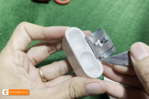 Ảnh minh họa Khắc phục lỗi AirPods Pro 2: Giá bao nhiêu? Dấu hiệu lỗi, Quy trình xử lý 1