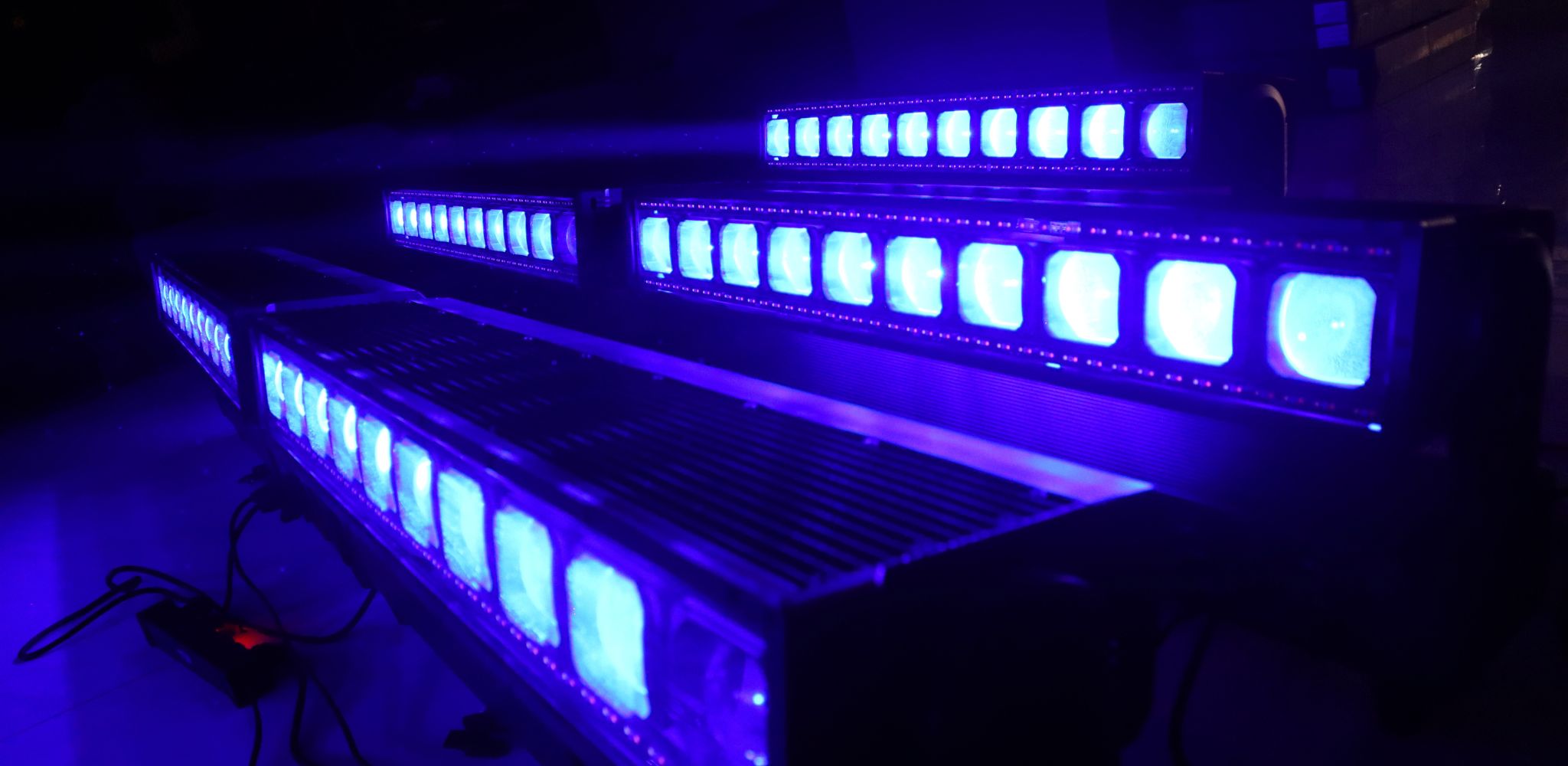 Ảnh minh họa Đèn LED 10*60W RGBW 4in1 Mitek & HBK Super DOT LINE 6010 IP 3