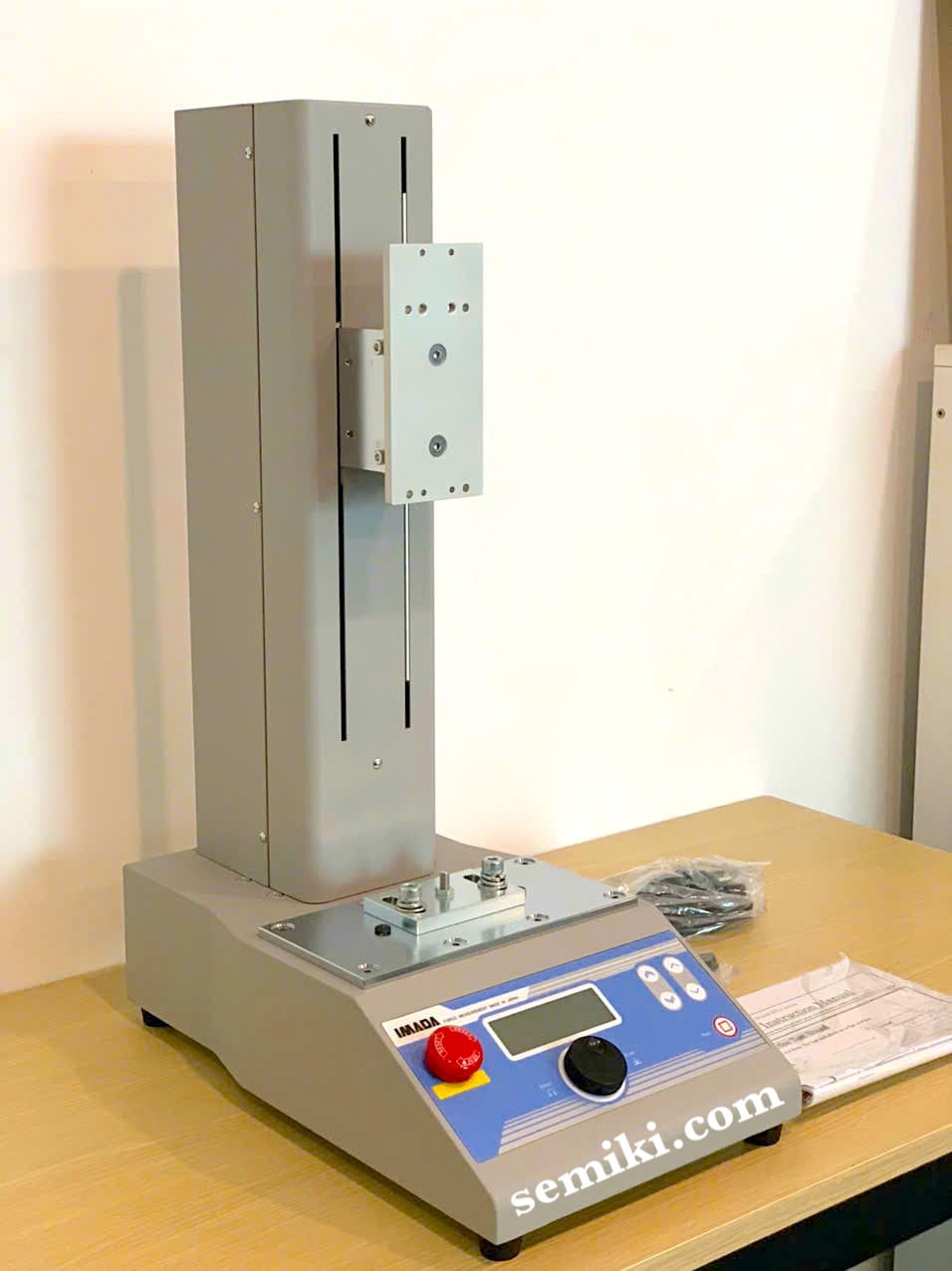 Ảnh minh họa IMADA MX2-2500N chân đế điện tử kết nối với máy đo lực (2500N/250kgf) 1
