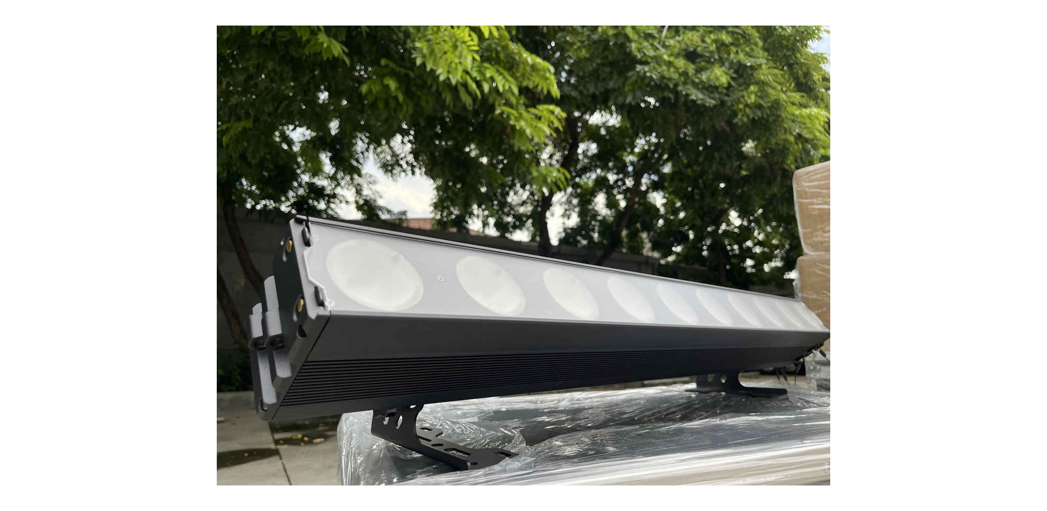 Ảnh minh họa LED Moving Bar Lights Mitek & HBK Golden blinder 1050 1
